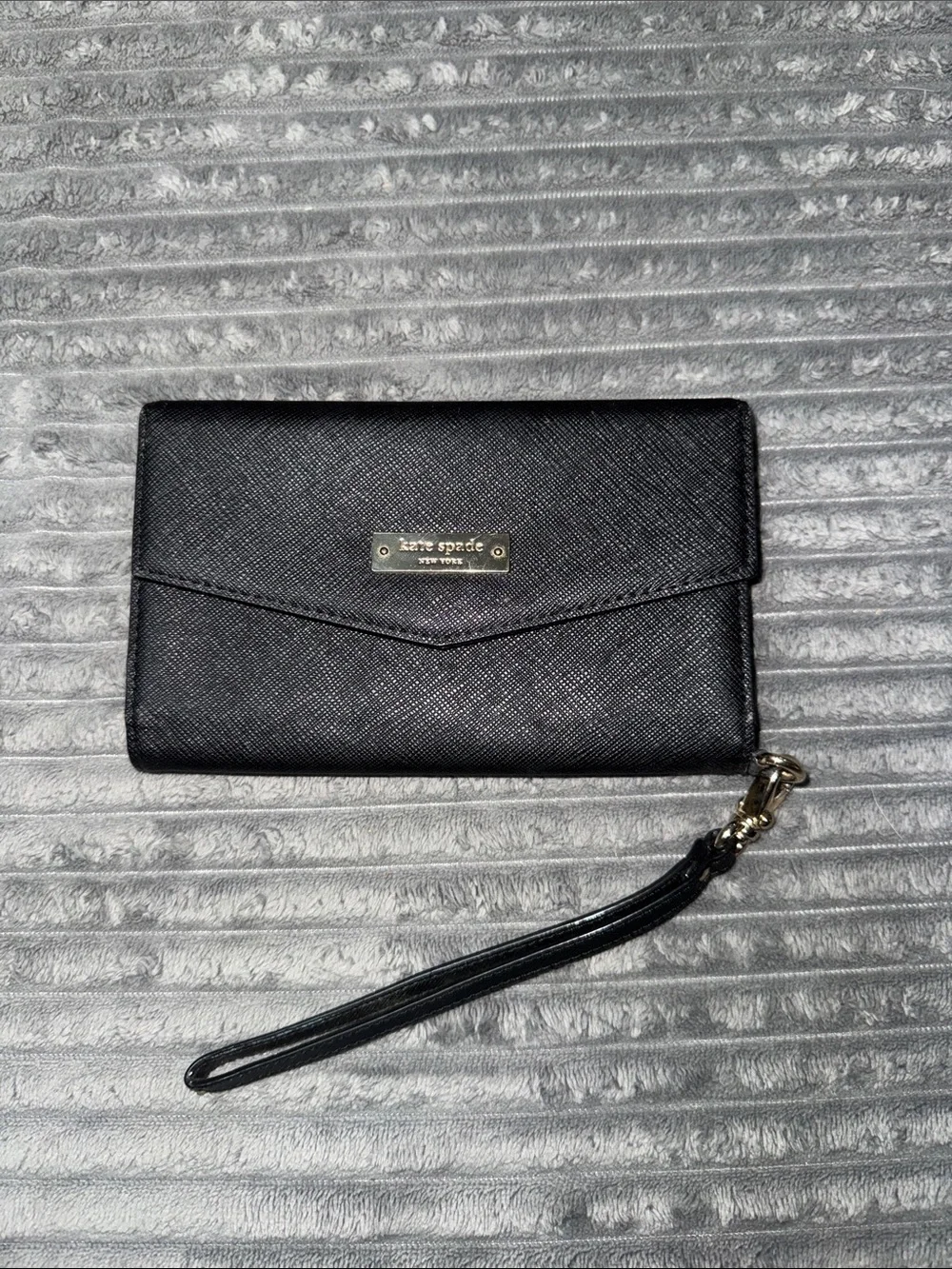 kate spade black saffiano wristlet clutch w/ gold-tone plaque and phone pocket